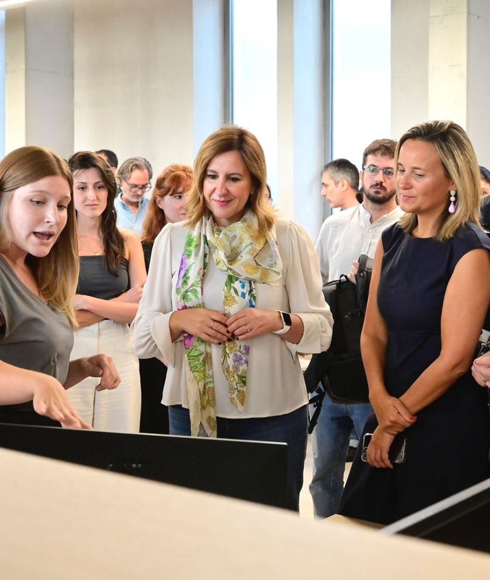 Imagen secundaria 2 - Visita de la alcaldesa, María José Catalá, y la edil de Innovación, Paula Llobet, a La Harinera.