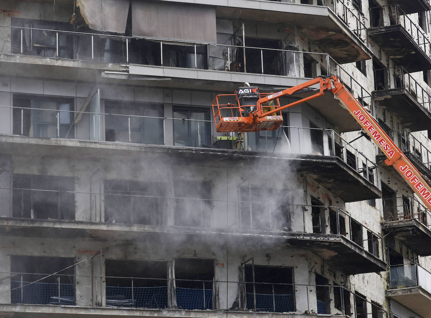 Limpieza del edificio incendiado en Campanar