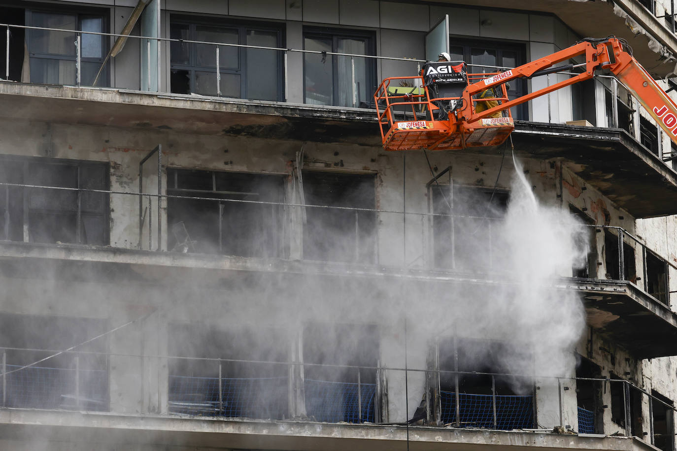 Limpieza del edificio incendiado en Campanar