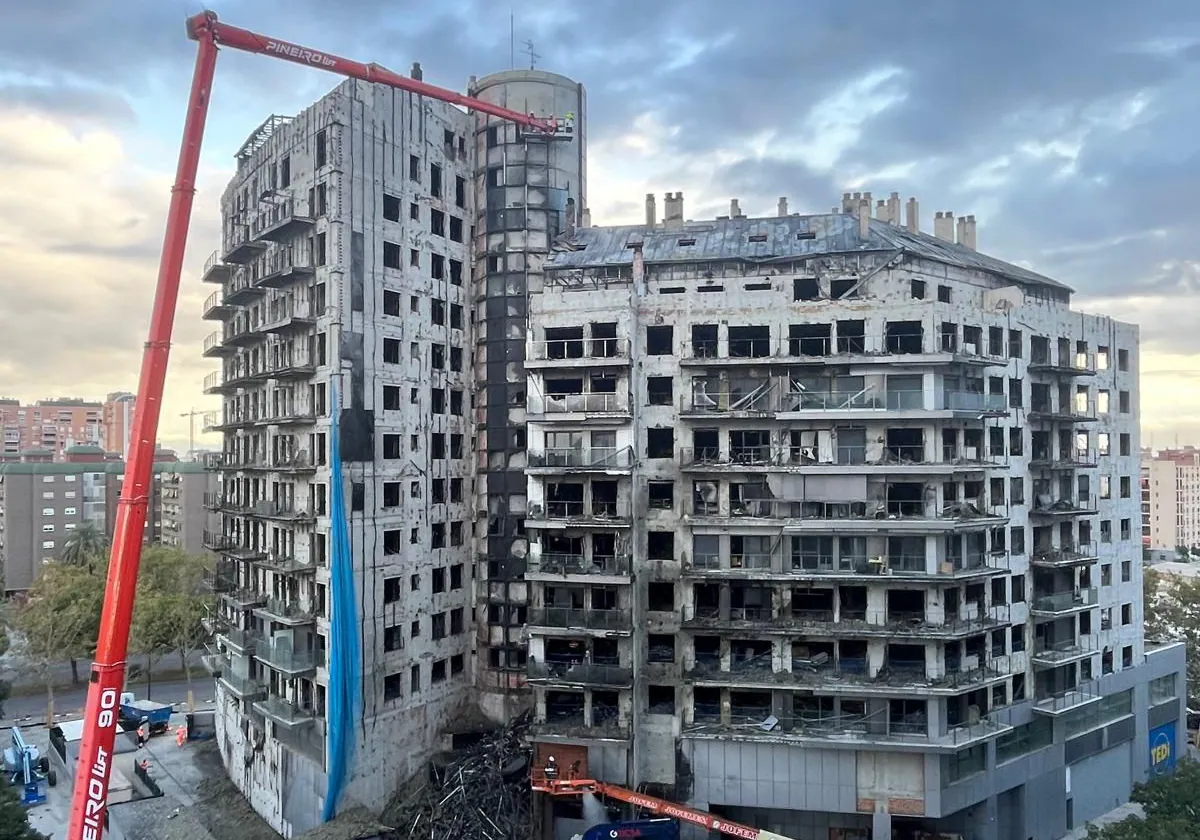 El desescombro del edificio de Campanar avanza ahora por el interior de las viviendas 