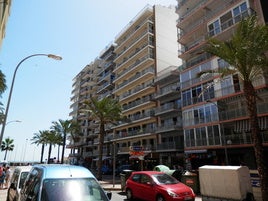 Calle en el centro de la playa de Cullera.