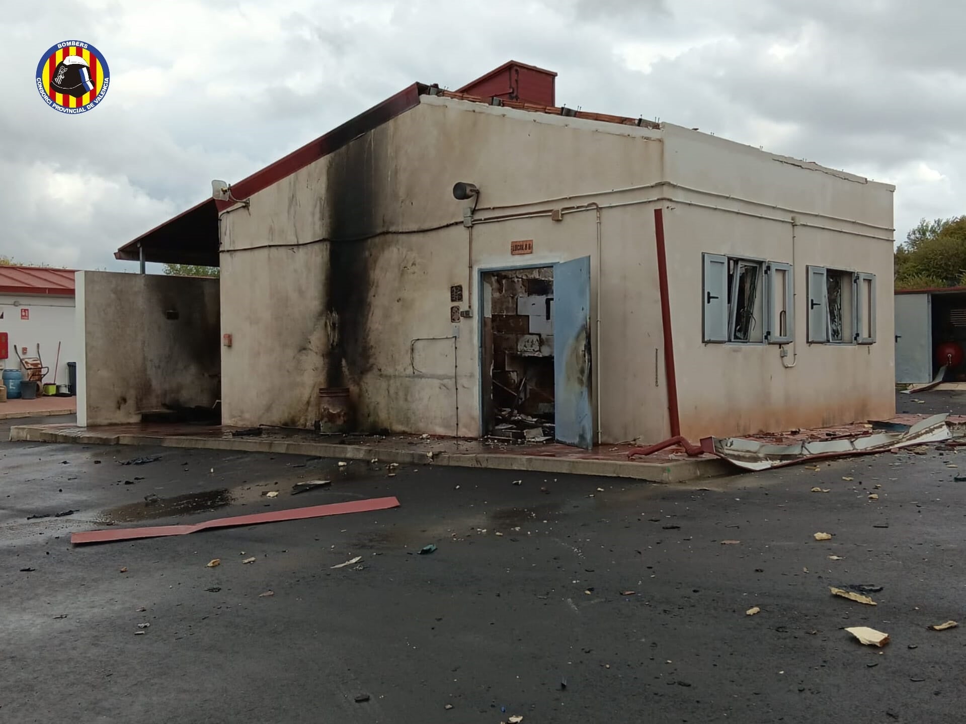 Estado en el que ha quedado la caseta de la empresa de pirotecnia donde ha tenido lugar la explosión.