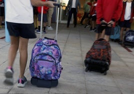 Alumnos entrando a su centro el primer día de clase.