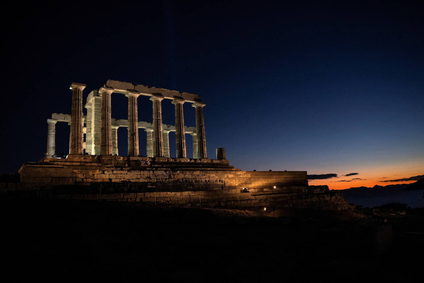 Grecia estrena nueva iluminación del Templo de Poseidón
