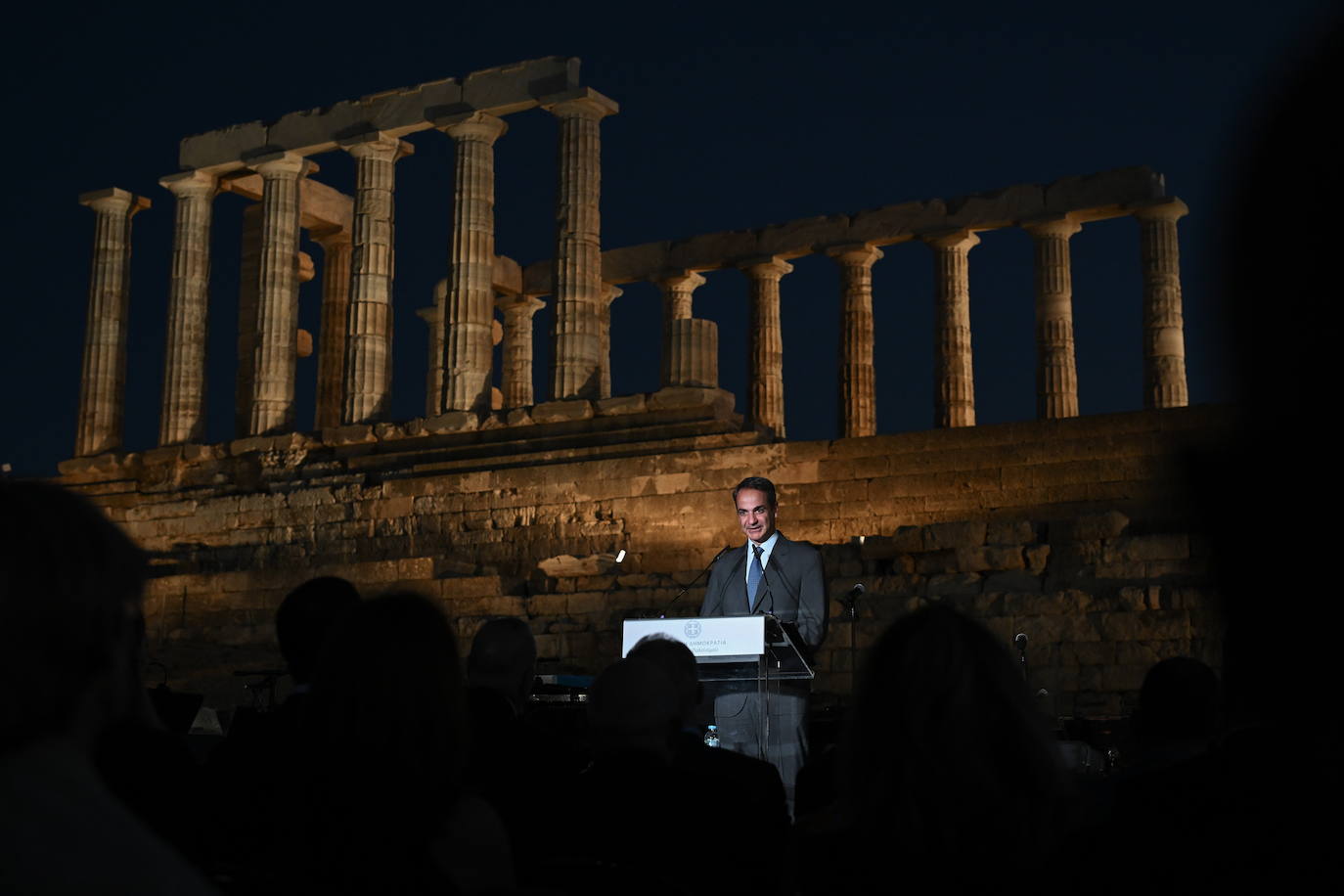 Grecia estrena nueva iluminación del Templo de Poseidón