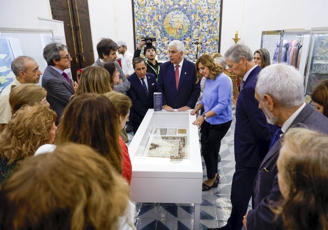 La alcaldesa de Valencia, María José Catalá, junto a los responsables de la muestra, este jueves.