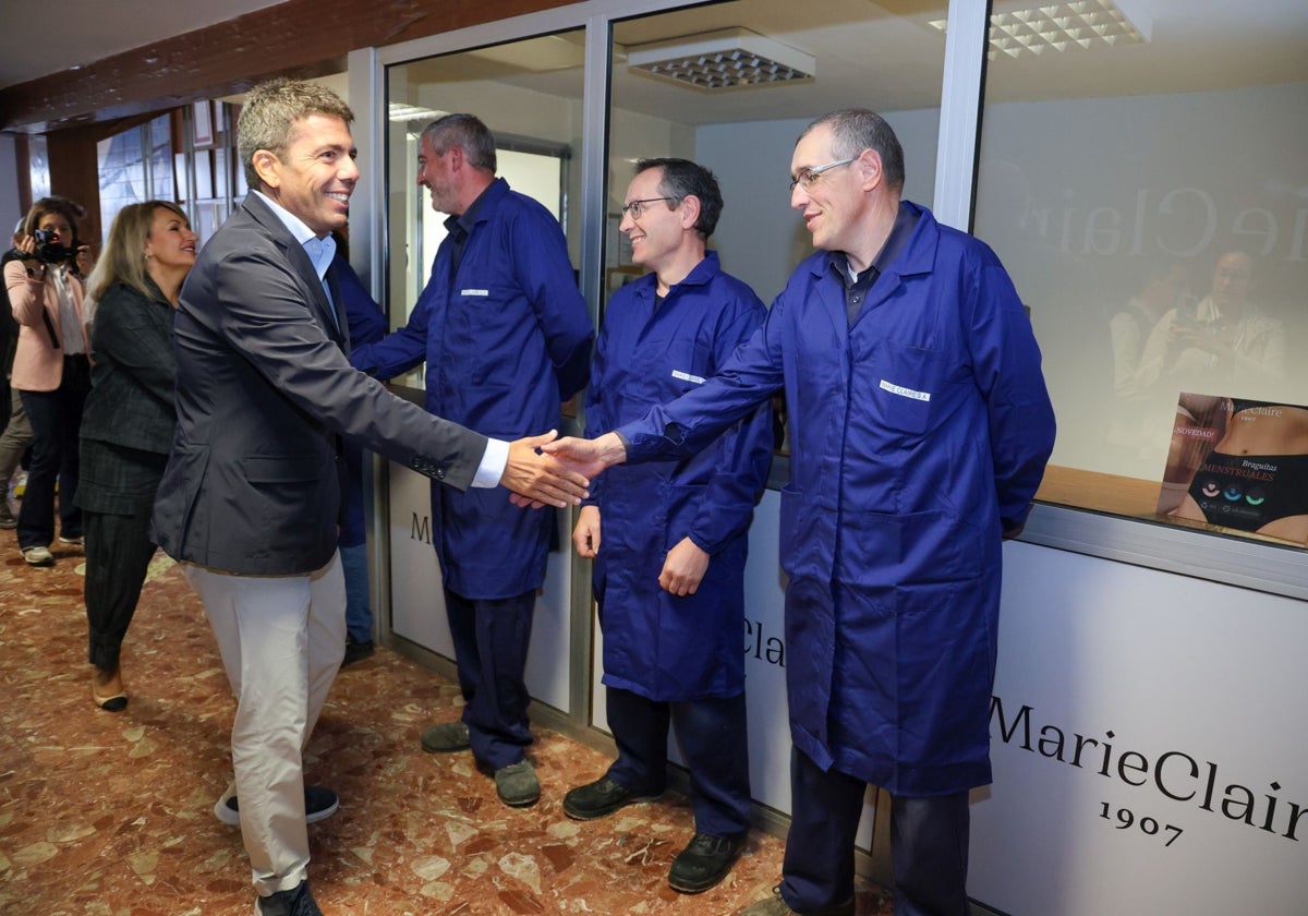 Carlos Mazón saluda a los trabajadores de la fábrica.