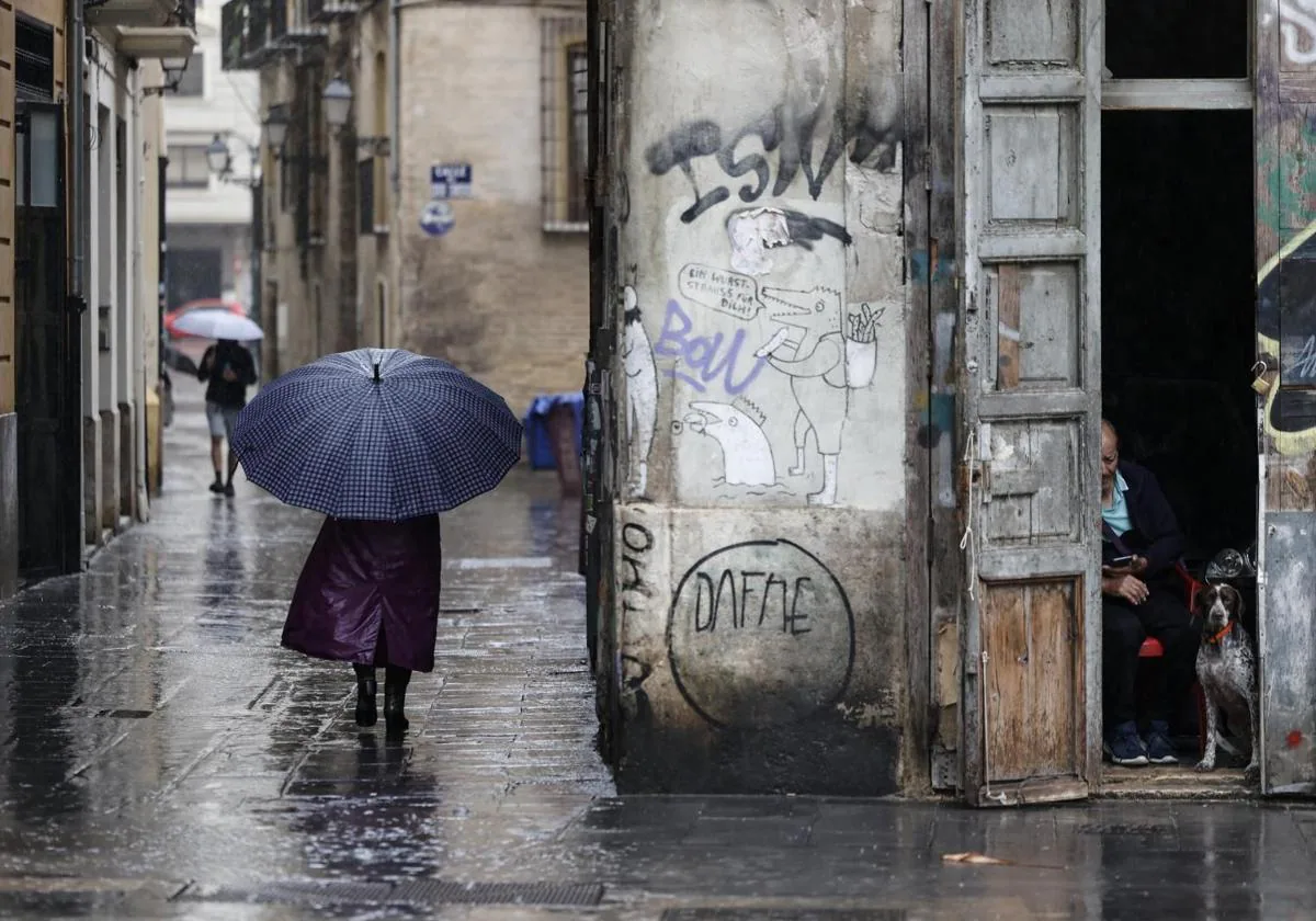 Aemet anuncia chubascos muy fuertes con tormentas este viernes en la Comunitat pero apunta el día en el que dejará de llover 