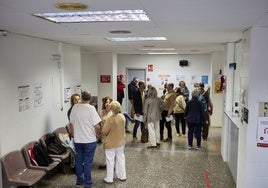 Varias personas en un centro de salud de Valencia.