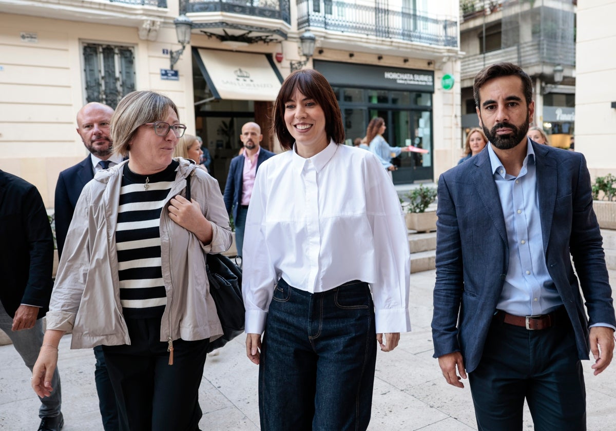 Diana Morant, junto a María José Salvador y José Muñoz, este viernes a su llegada a Les Corts.