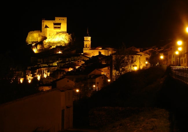 Cae la noche en Alcalá de la Selva.