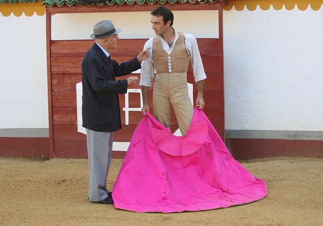 Enrique Ponce recibiendo las explicaciones de su abuelo Leandro.