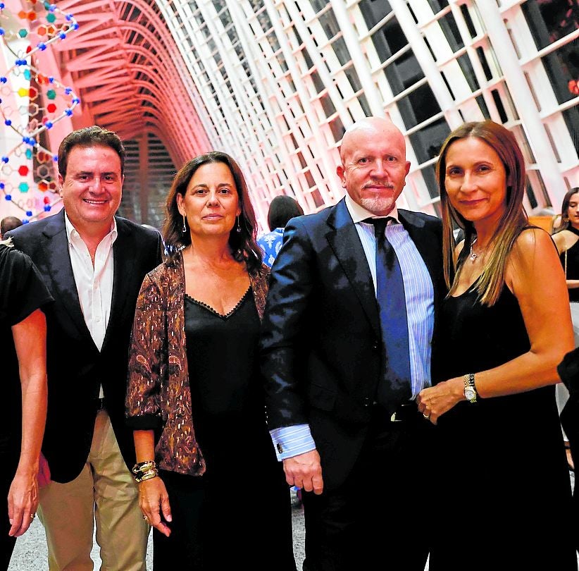 Sergio Aguado, de Los Inhumanos, con su mujer, Paula Blanco, y Ricardo Rodríguez, de la Asociación de empresarios de Sílices, con María Sánchez.