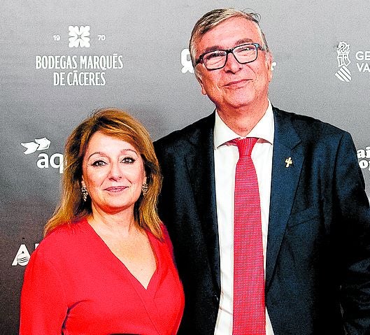 Paco Cedrán, miembro de la Semana Santa Marinera, junto a su esposa, Alicia Garzó.