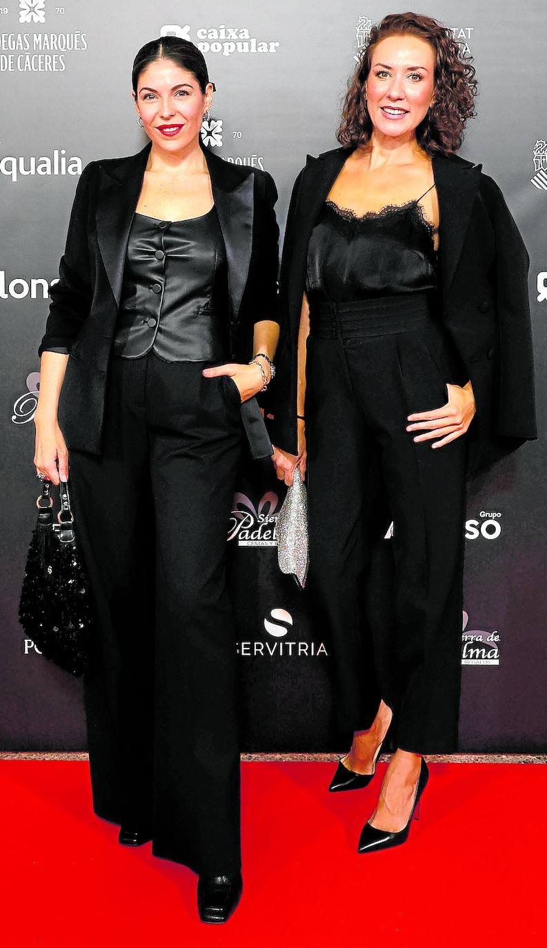 Andrea Marí y Bárbara Torrijos, con sastres de esmoquin en color negro combinados con estiletos. El de Bárbara está diseñado por ella y lo ha combinado con una blusa de Sita Murt y unos Louboutin. El de Andrea también es de Barbara Torrijos, combinado con top y pantalón de Zara y bolso vintage.