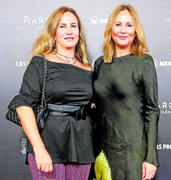 Teresa Almerich y Beatriz Garcia Loira, de Lladró, la primera con un dos piezas de blusa de la firma valenciana Virginia's y pantalón de Abito con cinturón ancho y Beatriz con un look minimalista de vestido negro de seda.