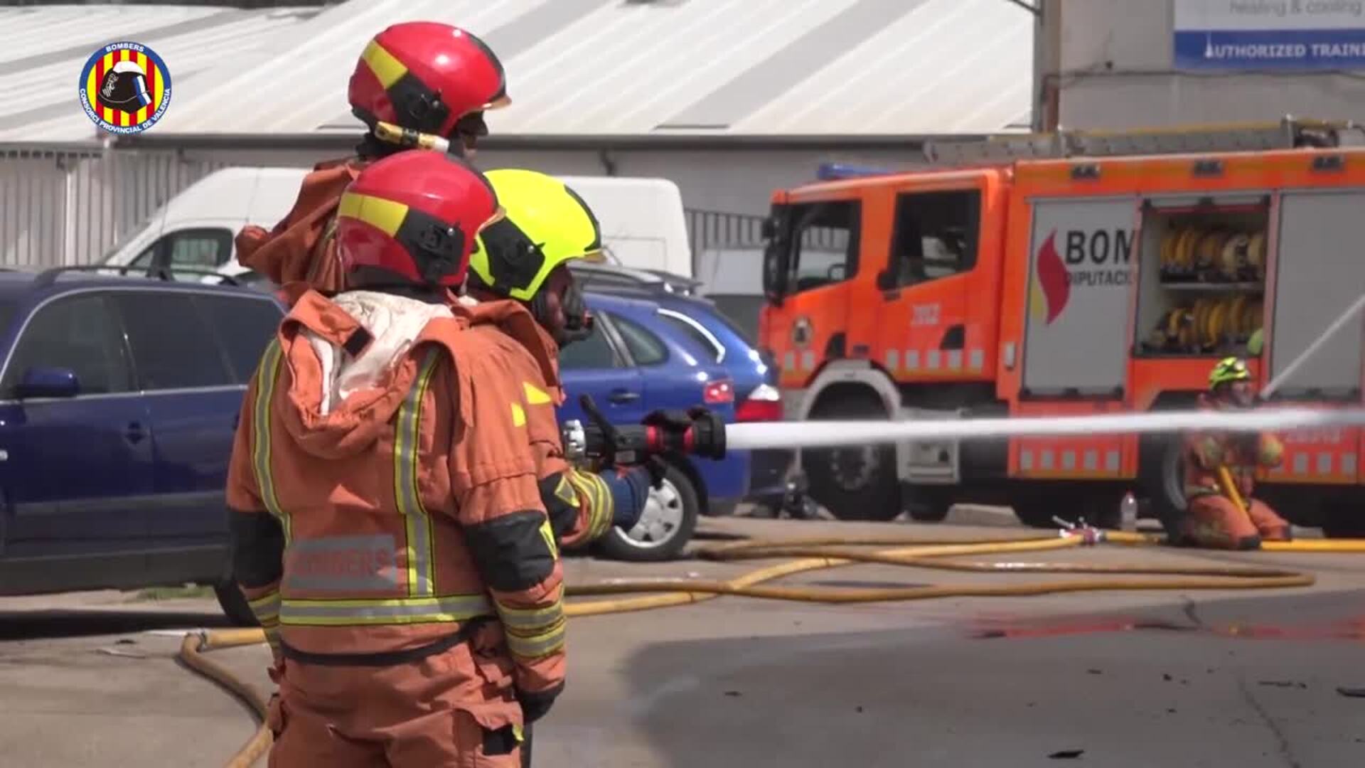 Incendio en una fábrica de pinturas en Manises