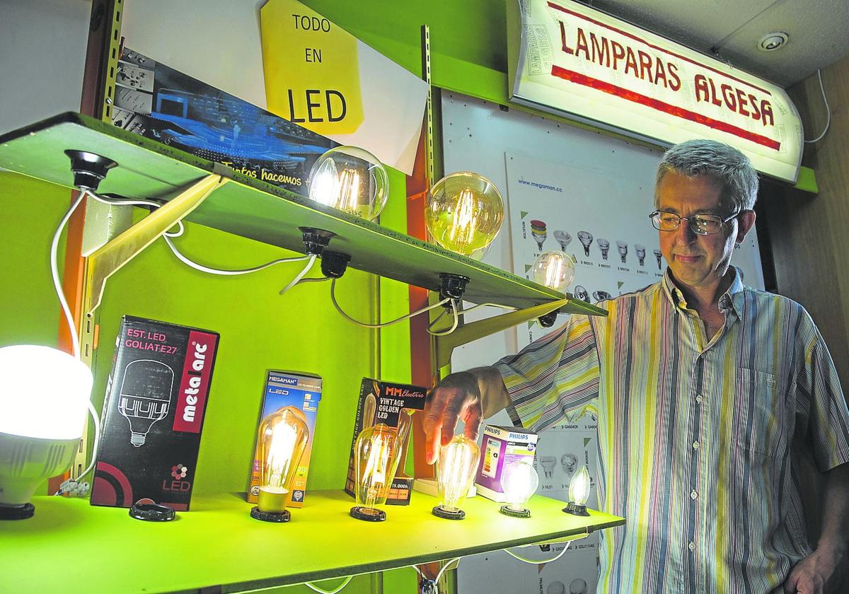 Un empleado de una tienda de bombillas en una imagen de archivo.