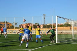 El Dénia defendiendo su porteria.