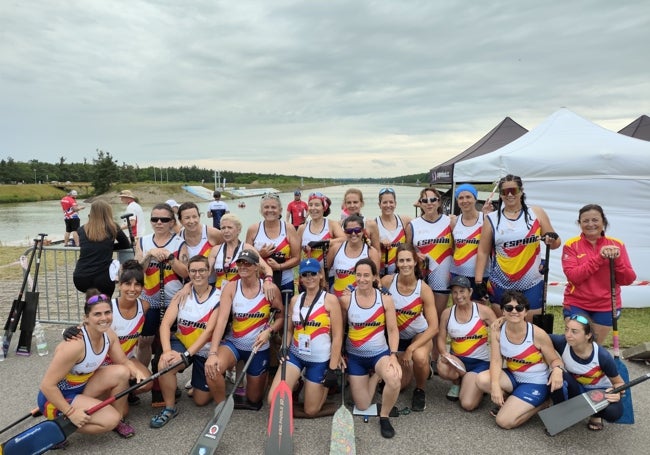 Mujeres de la selección española de dragon boat, entre ellas Susy Cervera, Amparo Sánchez, África Sánchez, Sofía González Warleta y Vicky Ballester.