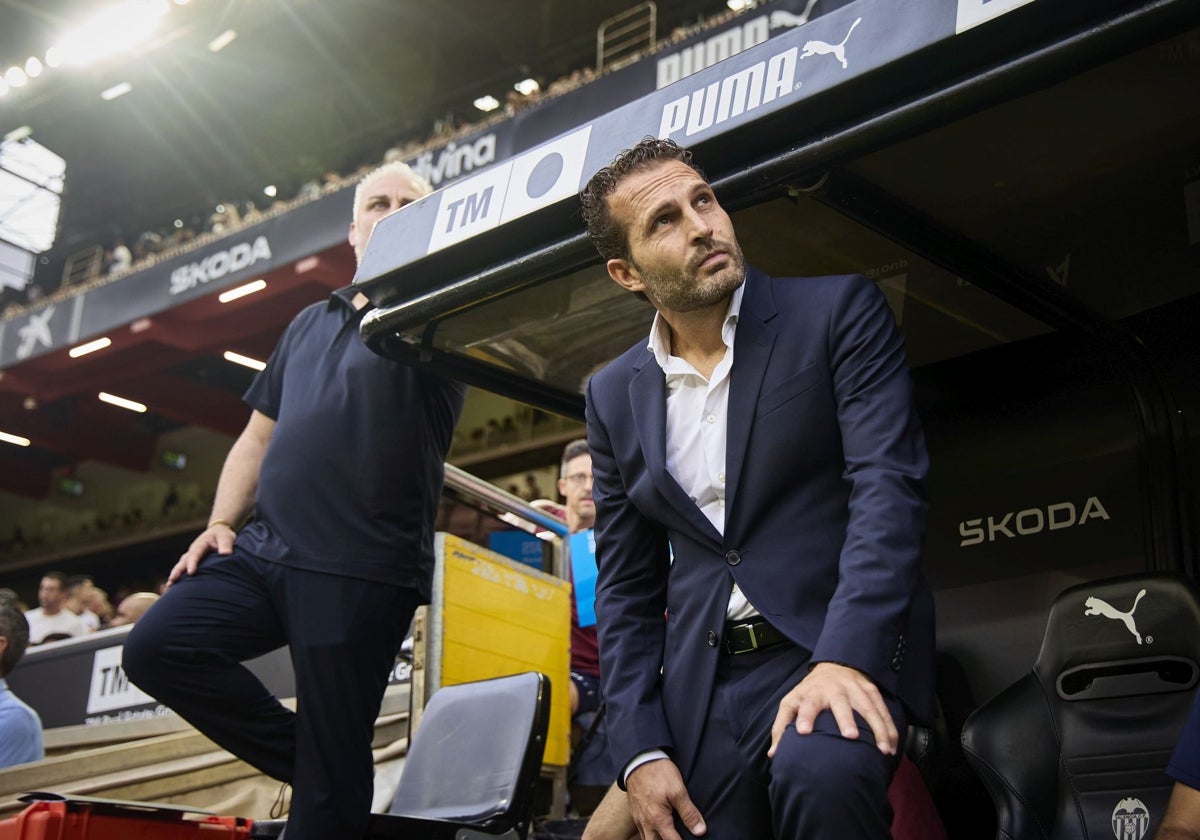 Rubén Baraja, minutos antes del Valencia-Girona en Mestalla.