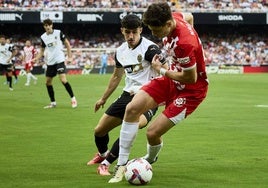 Diego López, presionando a Krejcí.