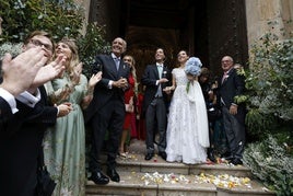 Los recién casados, a su salida de la iglesia de San Juan de la Cruz.