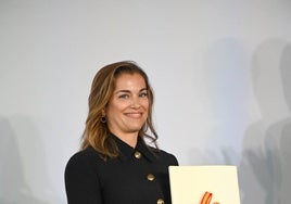 María Zamora en el momento de recoger el premio.