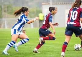 Anissa Lahmari conduce el balón durante el partido de este sábado contra la Real Sociedad en Buñol.