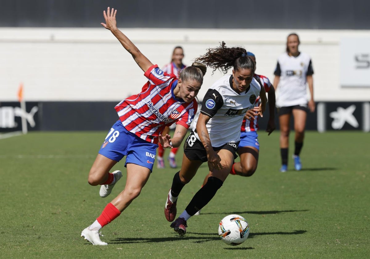 La valencianista Sofia Silva junto a Giovana Queiroz, del Atlético de Madrid.