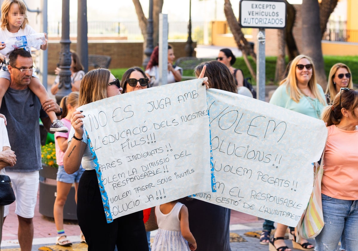 Protestas de padres por el retraso de las clases en dos colegios de Manises.