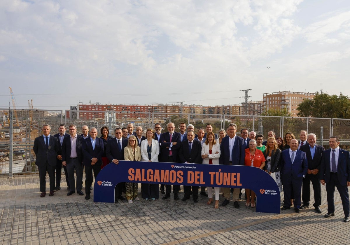 Empresarios de AVE, CEV y Cámara de Comercio posan junto a las obras del canal de acceso junto a María José Catalá y Vicente Martínez Mus.