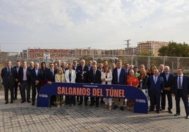 Empresarios de AVE, CEV y Cámara de Comercio posan junto a las obras del canal de acceso junto a María José Catalá y Vicente Martínez Mus.