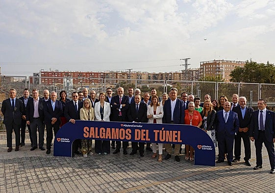 Empresarios de AVE, CEV y Cámara de Comercio posan junto a las obras del canal de acceso junto a María José Catalá y Vicente Martínez Mus.