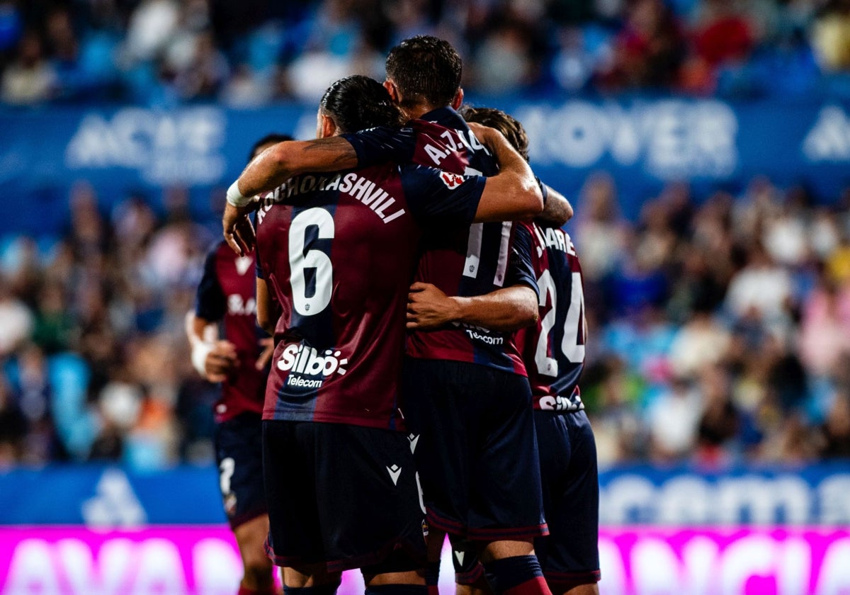 El equipo se abraza tras un gol ante el Zaragoza.