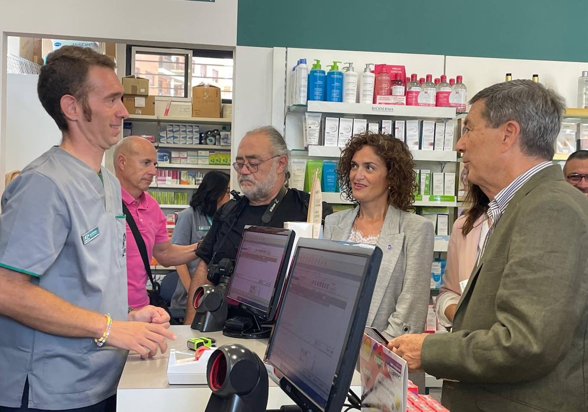 El conseller Marciano Gómez durante la visita a una farmacia de Castellón.