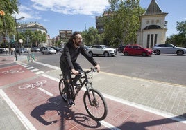 Un hombre circula por el carril bici de la plaza de Zaragoza.