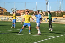 Un central del CD Dénia vigilando a un rival en un choque disputado en casa.