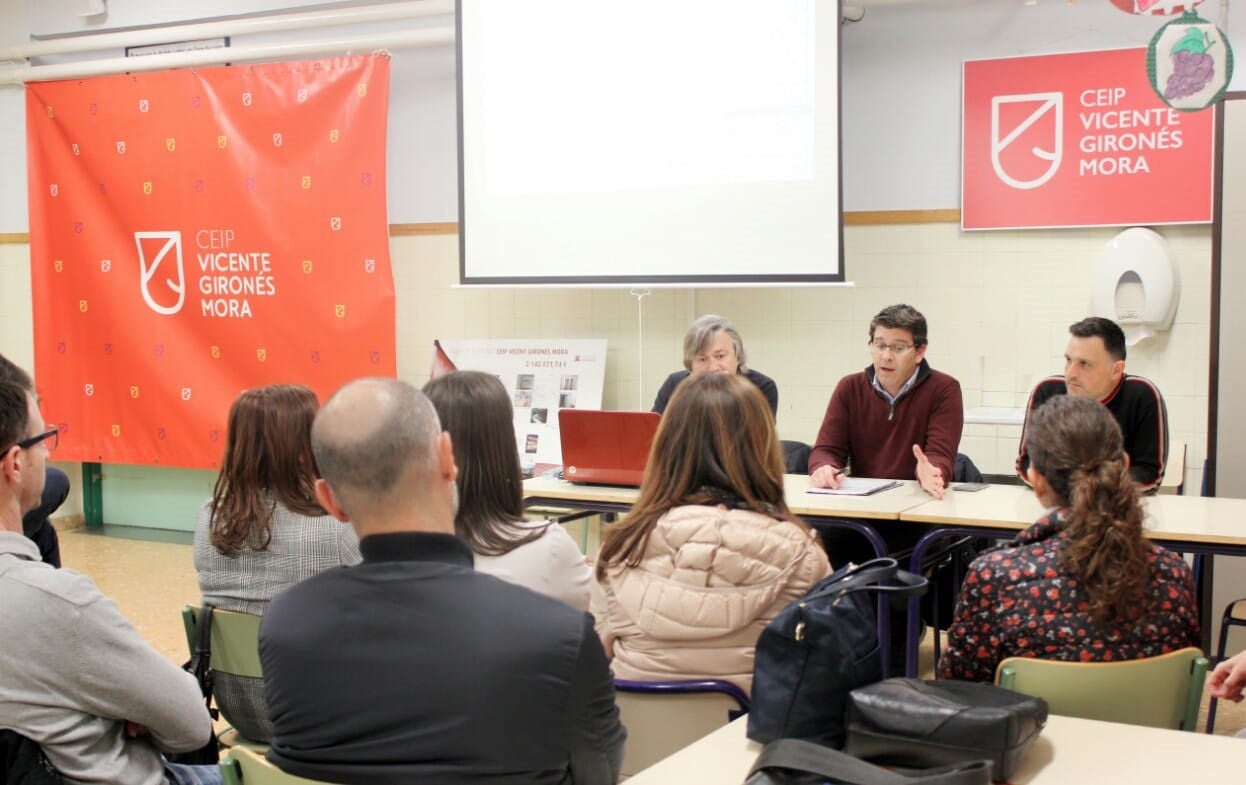 El alcalde, en una de las reuniones con la comunidad educativa.