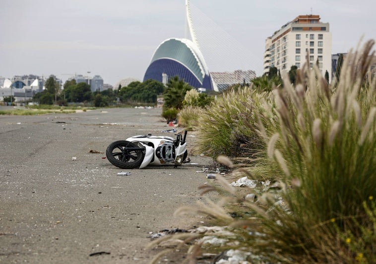 Una motocicleta abandonada sobre el asfalto del circuito de Fórmula 1.