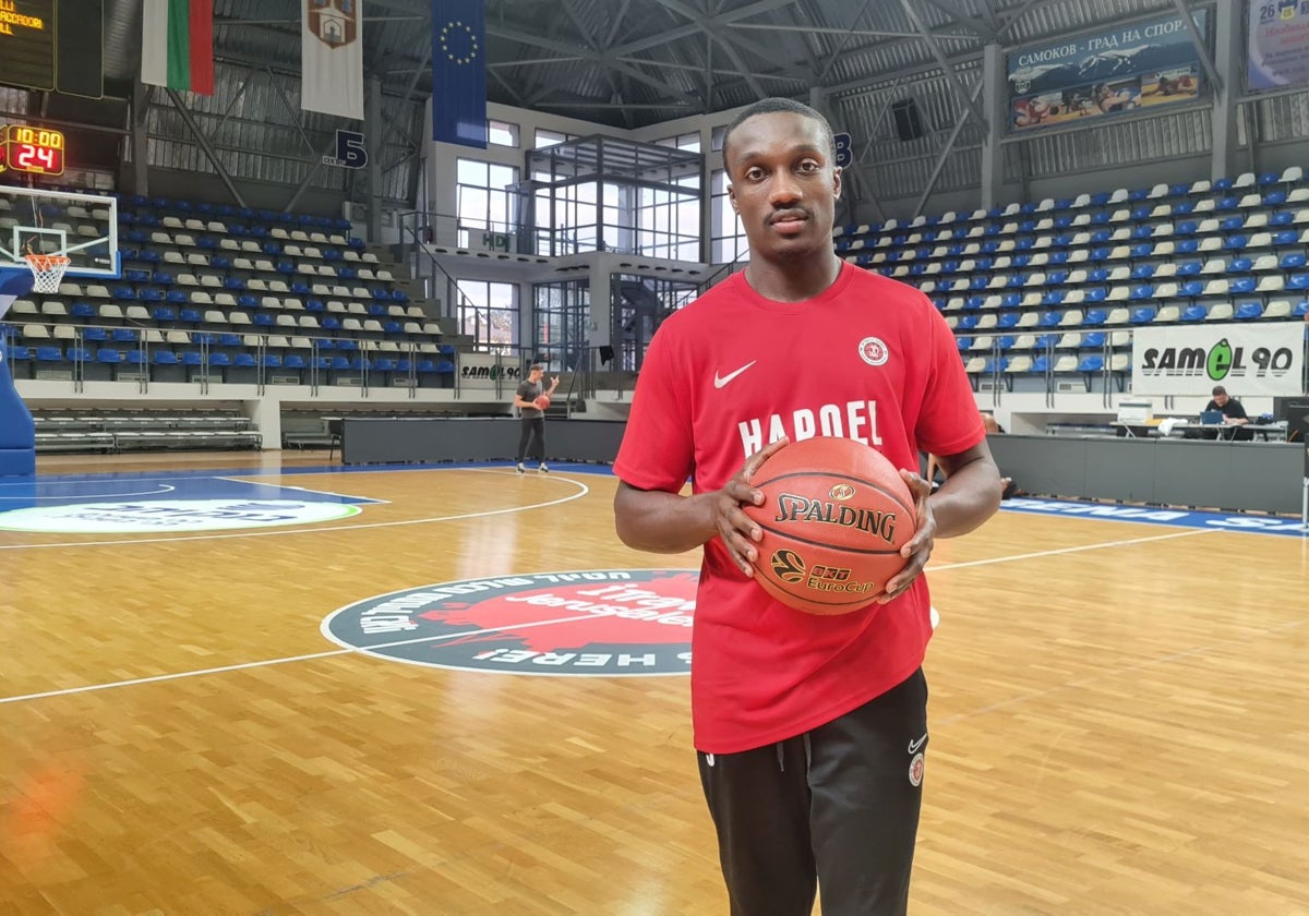 Jared Harper posa para LAS PROVINCIAS en el Samokov Arena.