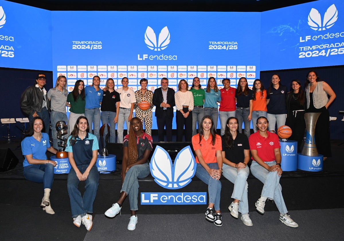 Jugadoras de los 16 equipos de la LF Endesa, en el acto de presentación de la temporada.