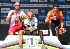 Ricardo Ten posa en el podio con la medalla de campeón del mundo.