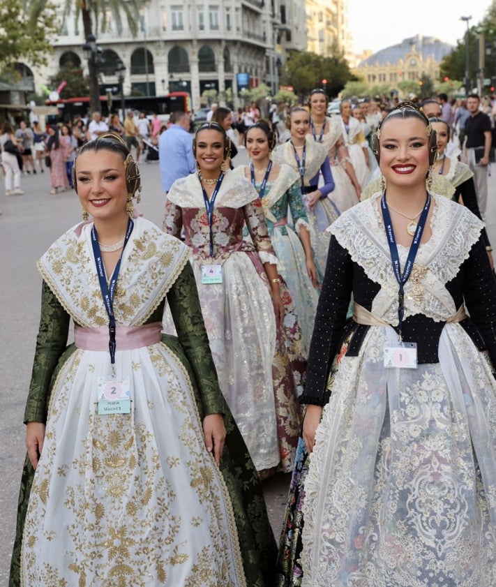 Imagen secundaria 2 - Candidatas a fallera mayor de Valencia 2025, en una prueba celebrada este martes.