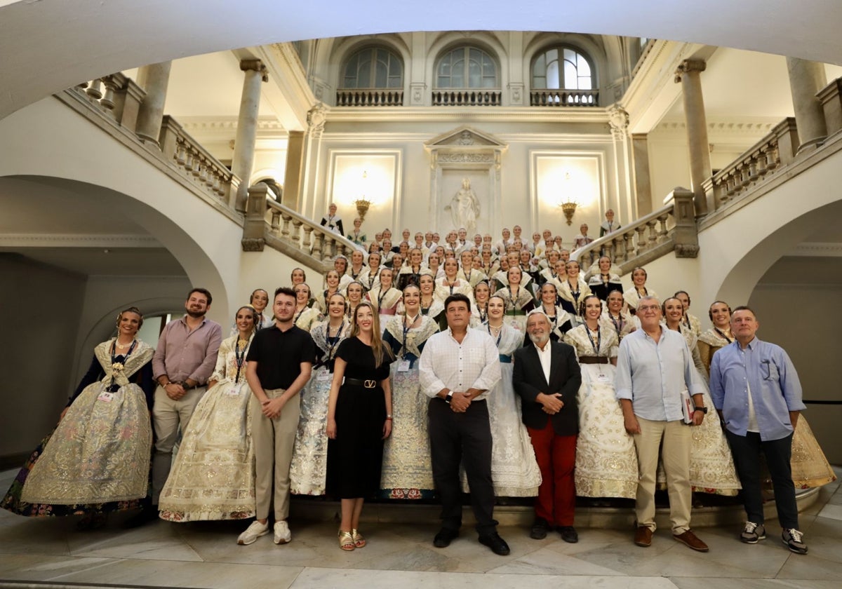 Imagen del jurado y las candidatas a fallera mayor de Valencia 2025.