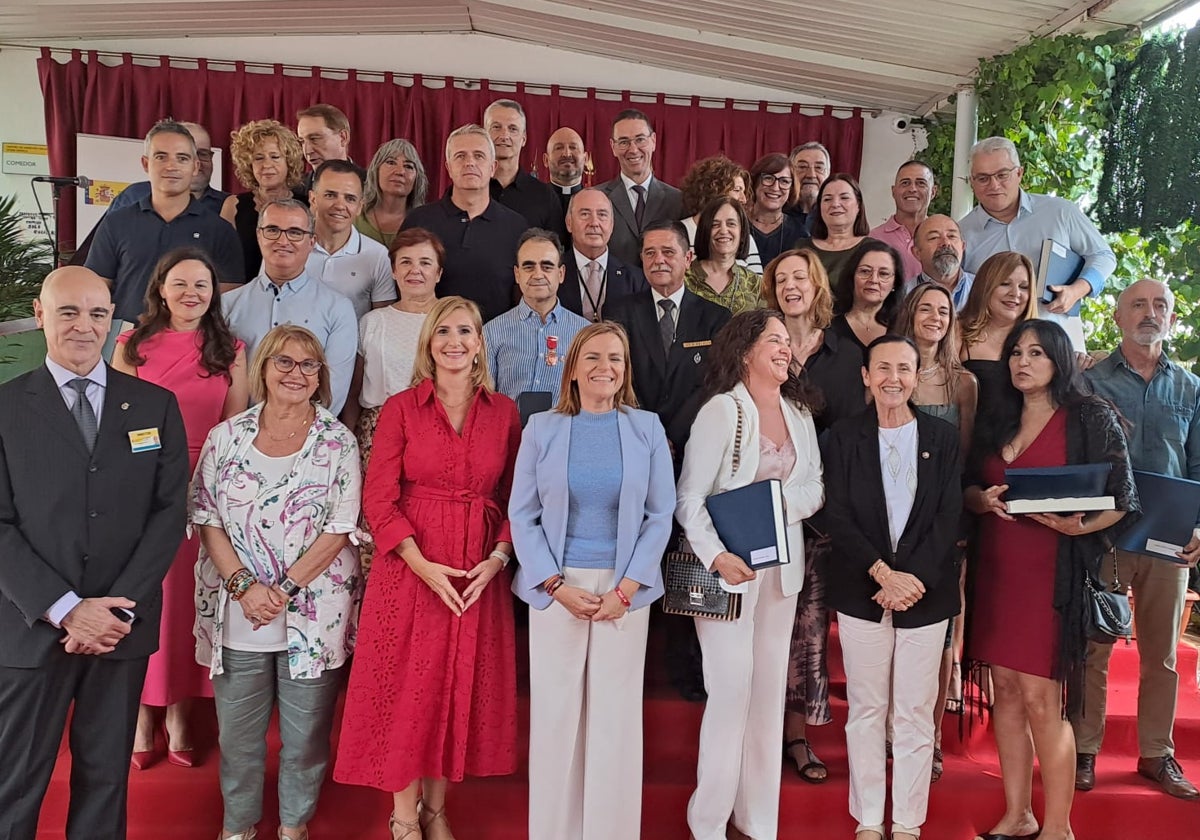 La foto de grupo de los condecorados con las autoridades.