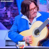 El regalo más valenciano de Pablo Motos a Johnny Depp en su primera visita a 'El Hormiguero'