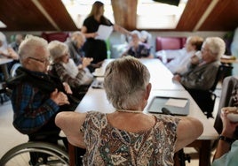 Unos ancianos en una residencia.