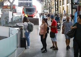 Usuarios en la estación del Norte de Valencia.