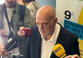 Javier Tebas, atendiendo a los medios en Valencia.